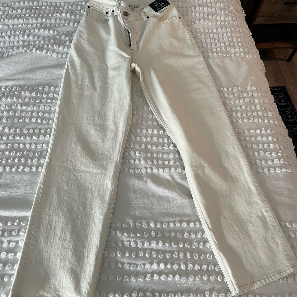 NWT 90’s Ultra High Rise Curve Love Jeans, white/cream color